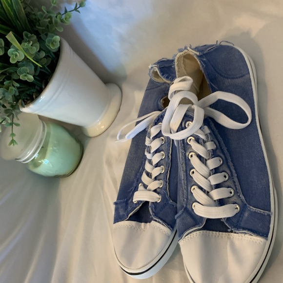 Cute lightweight shoes, blue Jean material brand new never wore size 8 - Picture 2 of 4